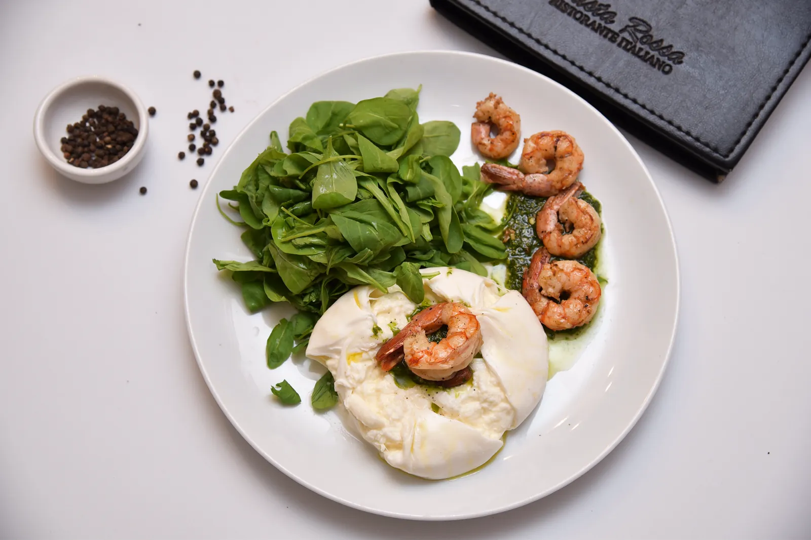 Burrata con langostinos y hojas verdes