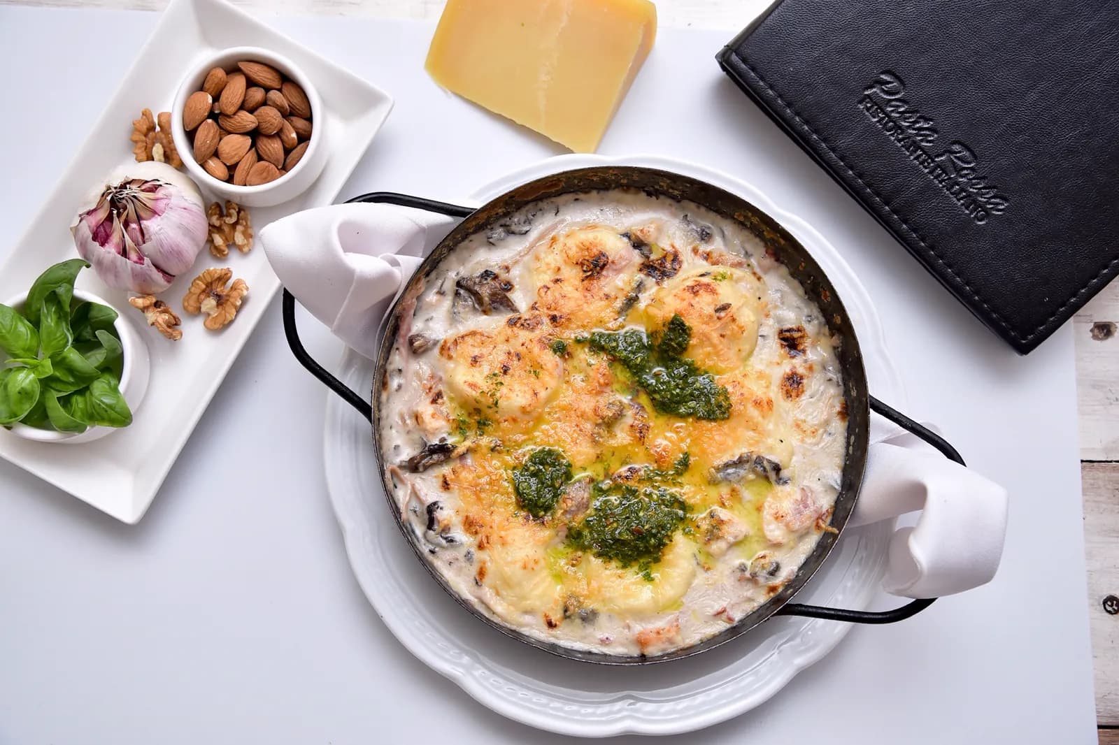 Pasta rellena gratinada servida en una sartén de Pasta Rossa