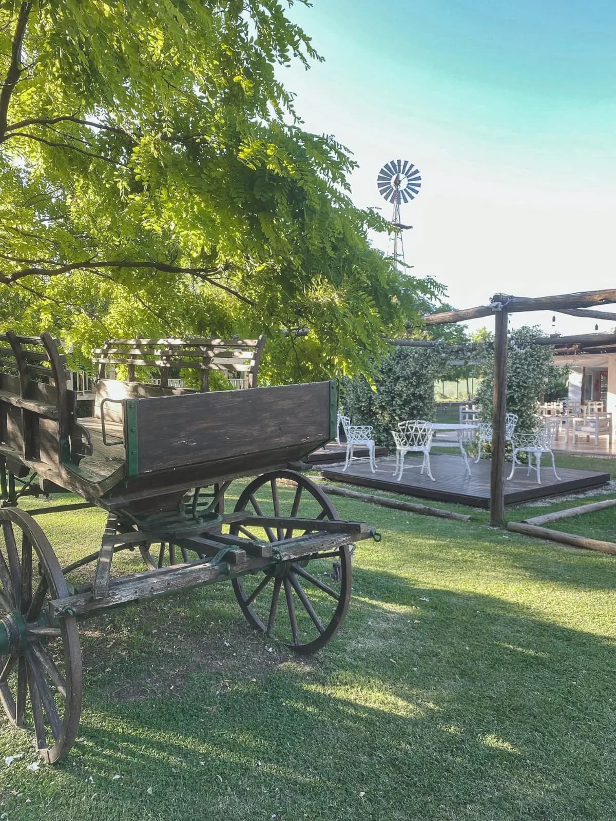 Carreta antigua sobre el césped del parque de Pasta Rossa Canning