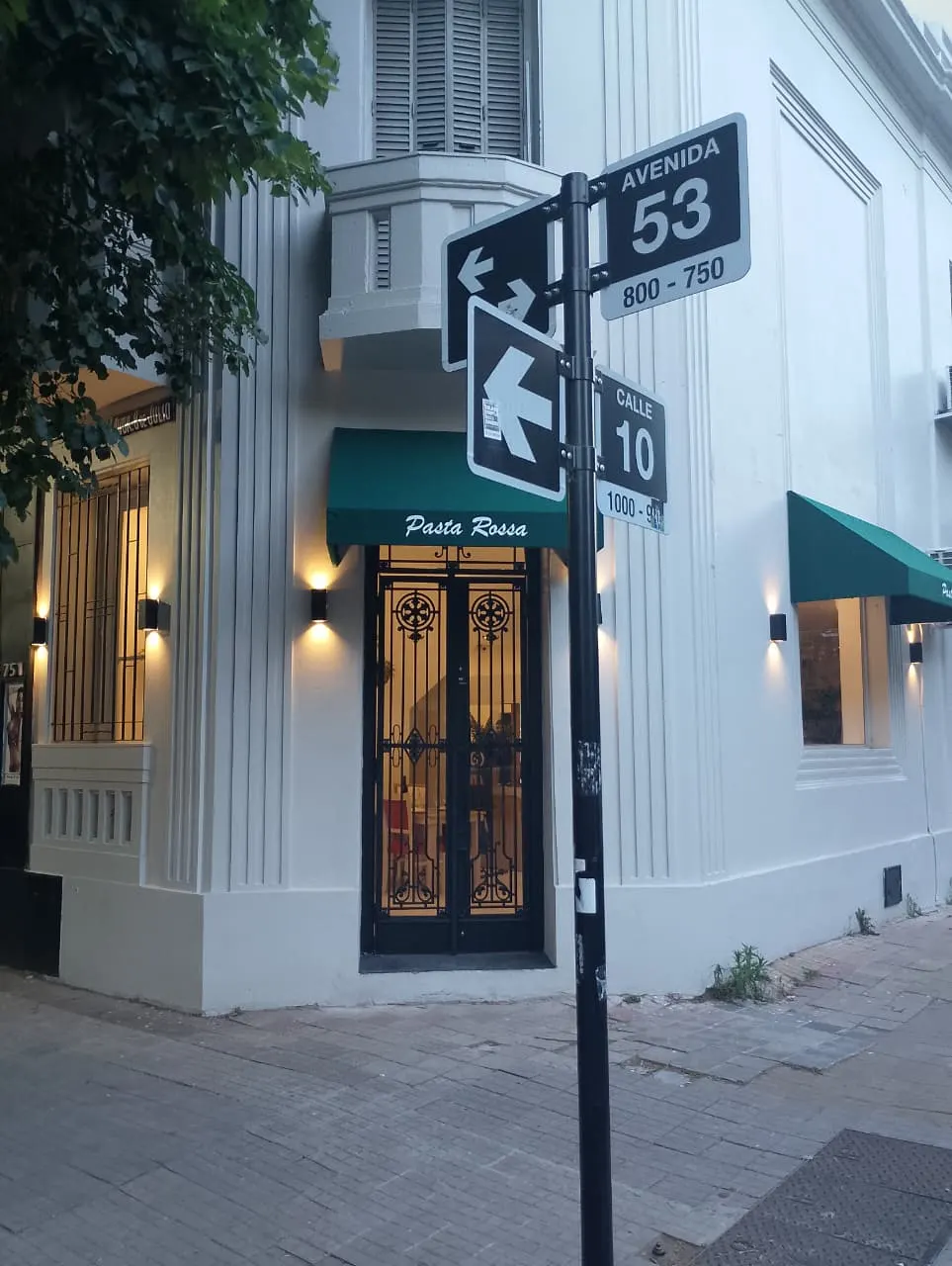 Entrada de Pasta Rossa La Plata en la esquina de avenida 53 y calle 10