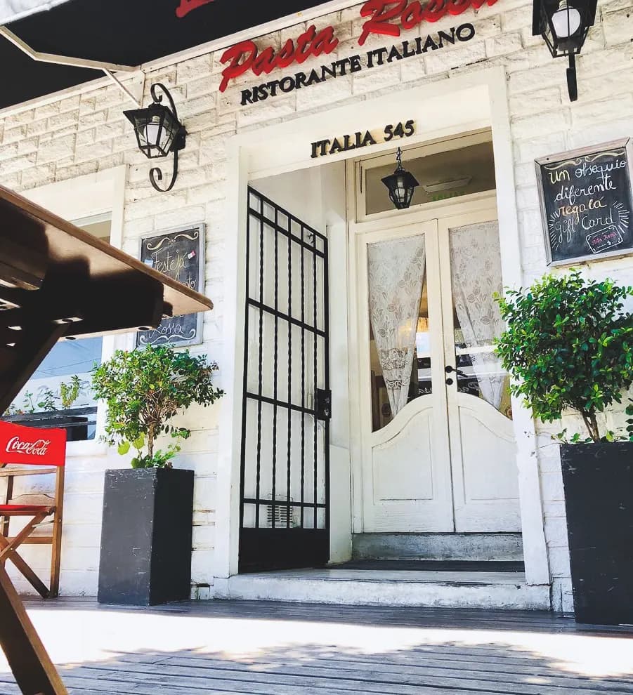 Fachada blanca de Pasta Rossa sobre la calle Italia 545, en Lomas de Zamora