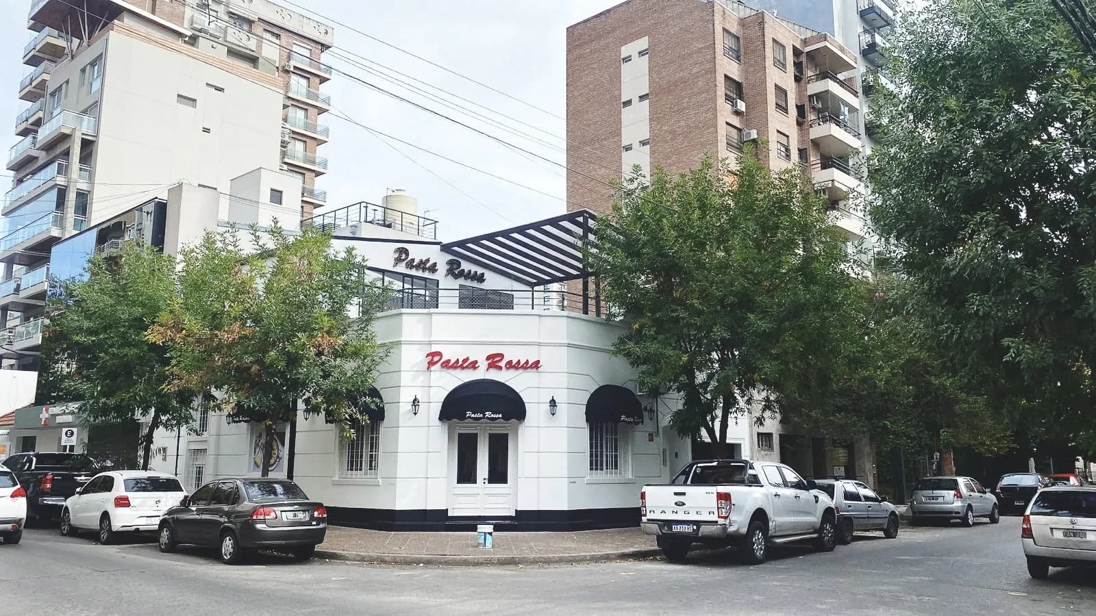 Esquina de Pasta Rossa Quilmes con su fachada blanca de día