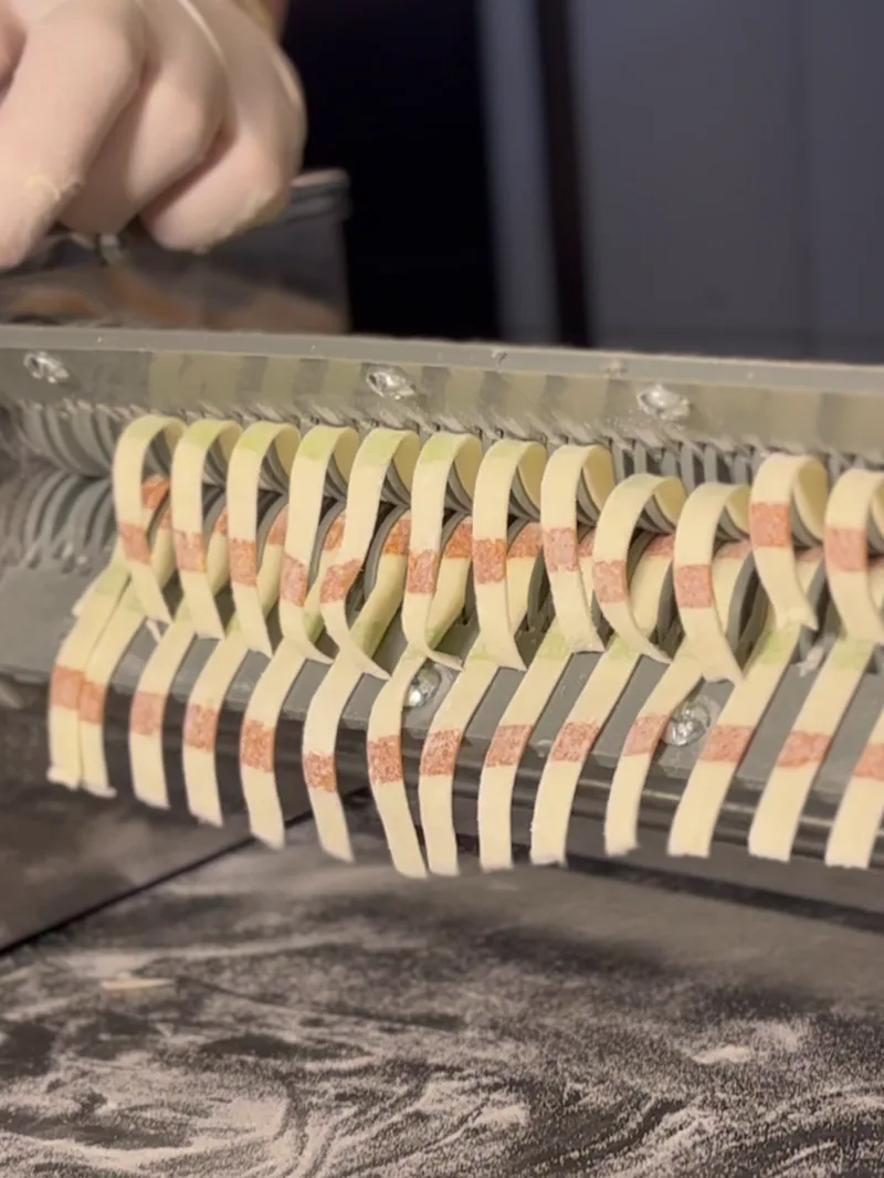 Tiras de pasta fresca hechas a mano durante la elaboración